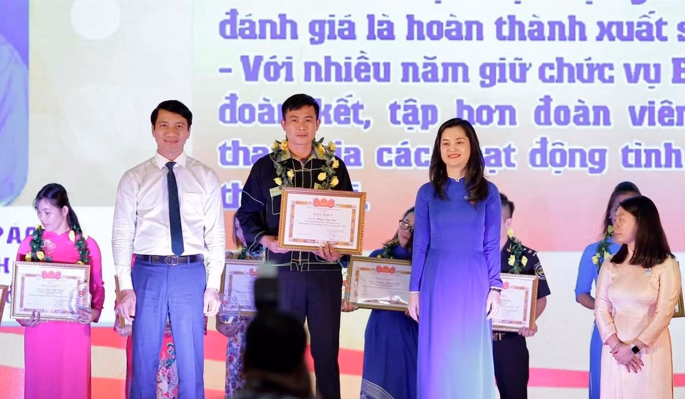 Anh Nguyễn Ngọc Lương, Bí thư Thường trực TƯ Đoàn và chị Đinh Thị Anh Thư, Bí thư Tỉnh Đoàn Lạng Sơn trao cúp, bằng khen cho thanh niên tiên tiến (giữa) - Ảnh: Duy Chiến