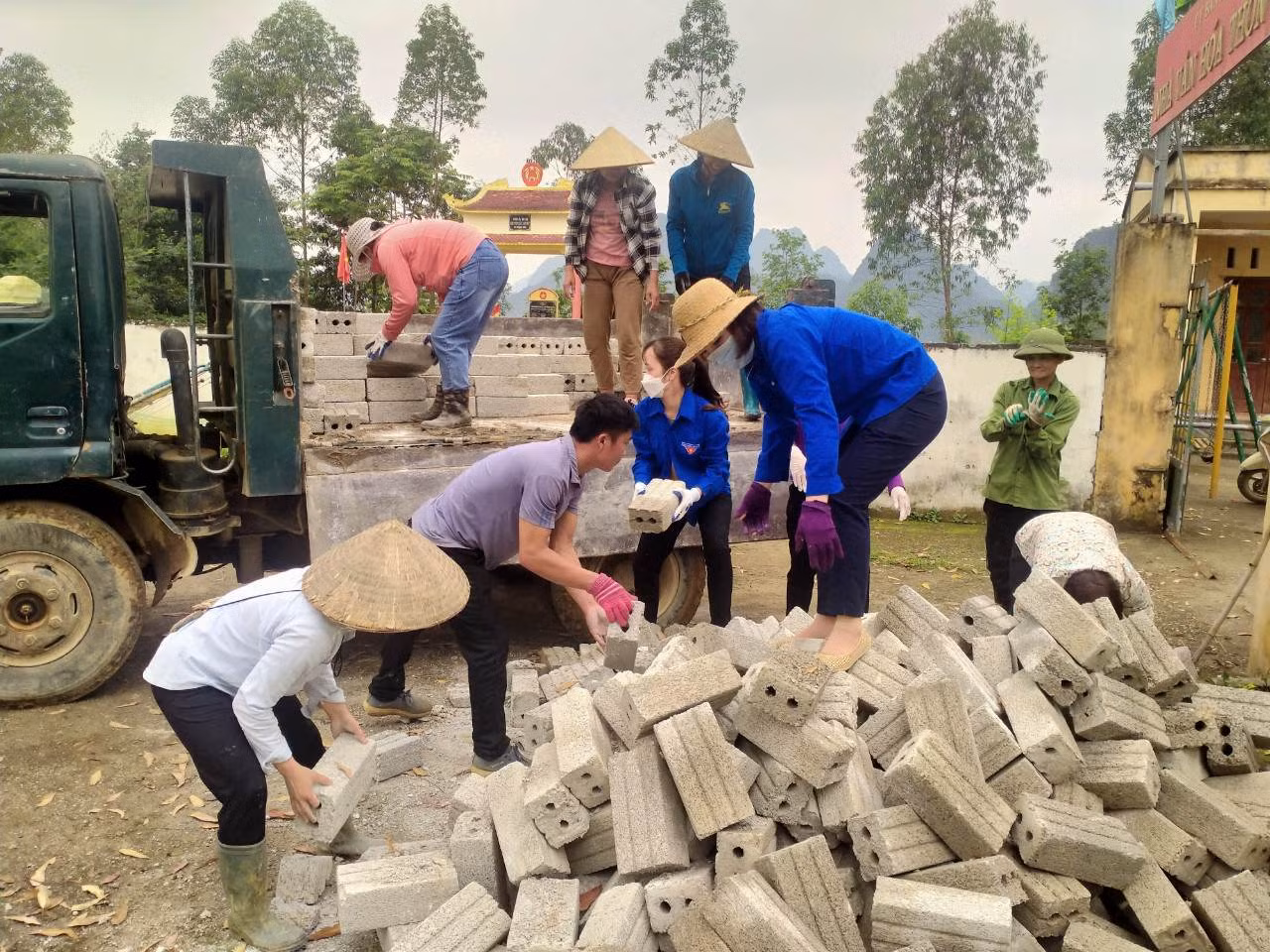 Đoàn viên, thanh niên và các tầng lớp nhân dân cùng tham gia vận chuyển gạch. Ảnh: Duy Chiến