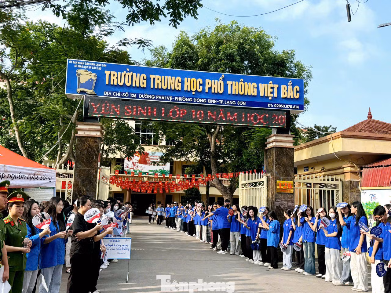 Đội hình tình nguyện chờ đón các em kết thúc môn thi môn Văn sáng nay (5/6) thành công.
