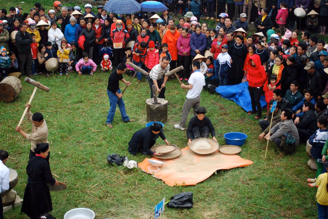 Hội thi làm bánh chưng, bánh dầy thu hút du khách. Ảnh: Doãn Tuấn Hội thi làm bánh chưng, bánh dầy thu hút du khách. Ảnh: Doãn Tuấn