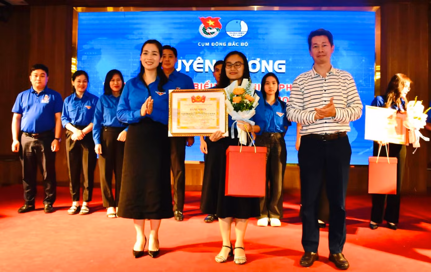 Các cá nhân có thành tích xuất sắc trong phong trào tuổi trẻ sáng tạo được nhận Bằng khen, phần thưởng của T.Ư Đoàn. Các cá nhân có thành tích xuất sắc trong phong trào tuổi trẻ sáng tạo được nhận Bằng khen, phần thưởng của T.Ư Đoàn.