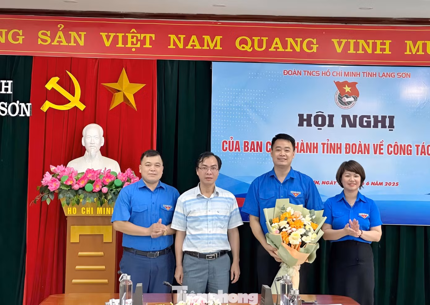 Thường trực Tỉnh Đoàn và đại diện Ban Tổ chức Tỉnh ủy Lạng Sơn tặng hoa chúc mừng anh Đoàn Thành Công.