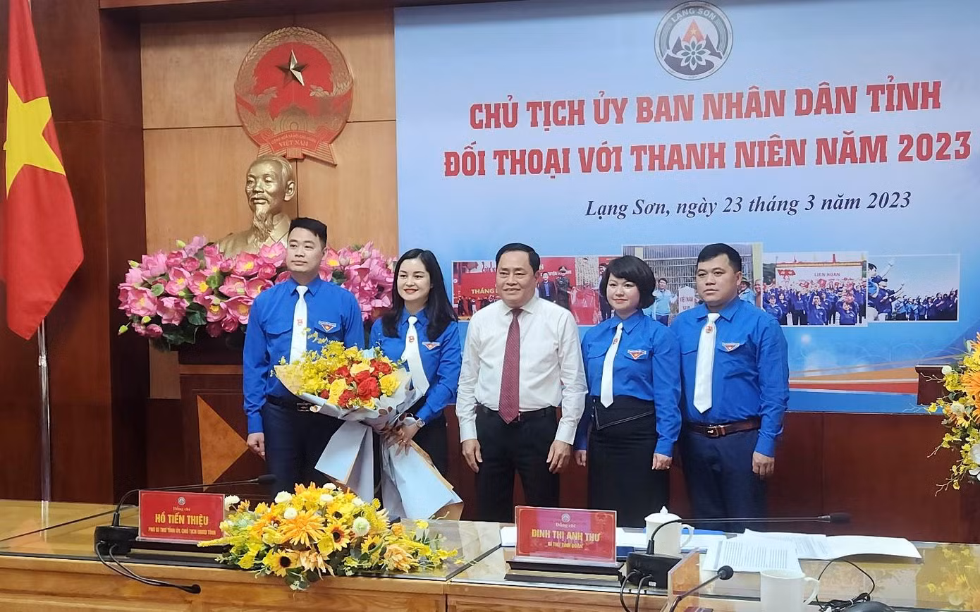 Nhân dịp 92 năm thành lập Đoàn TNCS Hồ Chí Minh (26/3/1931-26/3/2023), lãnh đạo tỉnh Lạng Sơn tặng hoa chúc mừng tuổi trẻ xứ Lạng. Ảnh: Duy Chiến Nhân dịp 92 năm thành lập Đoàn TNCS Hồ Chí Minh (26/3/1931-26/3/2023), lãnh đạo tỉnh Lạng Sơn tặng hoa chúc mừng tuổi trẻ xứ Lạng. Ảnh: Duy Chiến