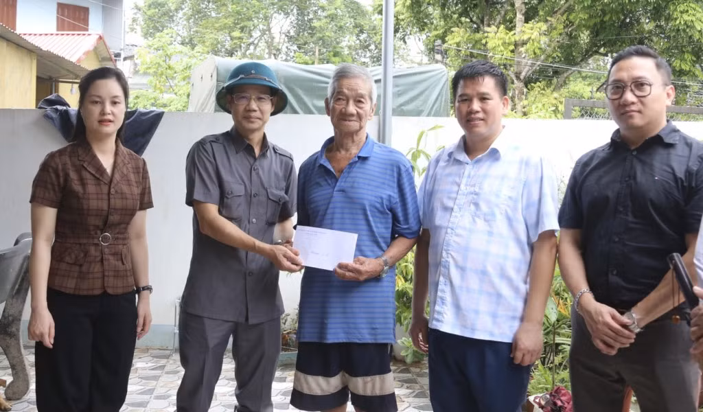 Nhiều tổ chức chính trị xã hội, doanh nghiệp đồng hành đã đến hỗ trợ người dân khắc phục hậu quả bão lũ.