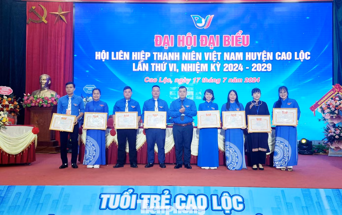 Hội LHTN Việt Nam tỉnh Lạng Sơn tặng Bằng khen cho các tập thể, cá nhân có thành tích xuất sắc. Ảnh: Duy Chiến
