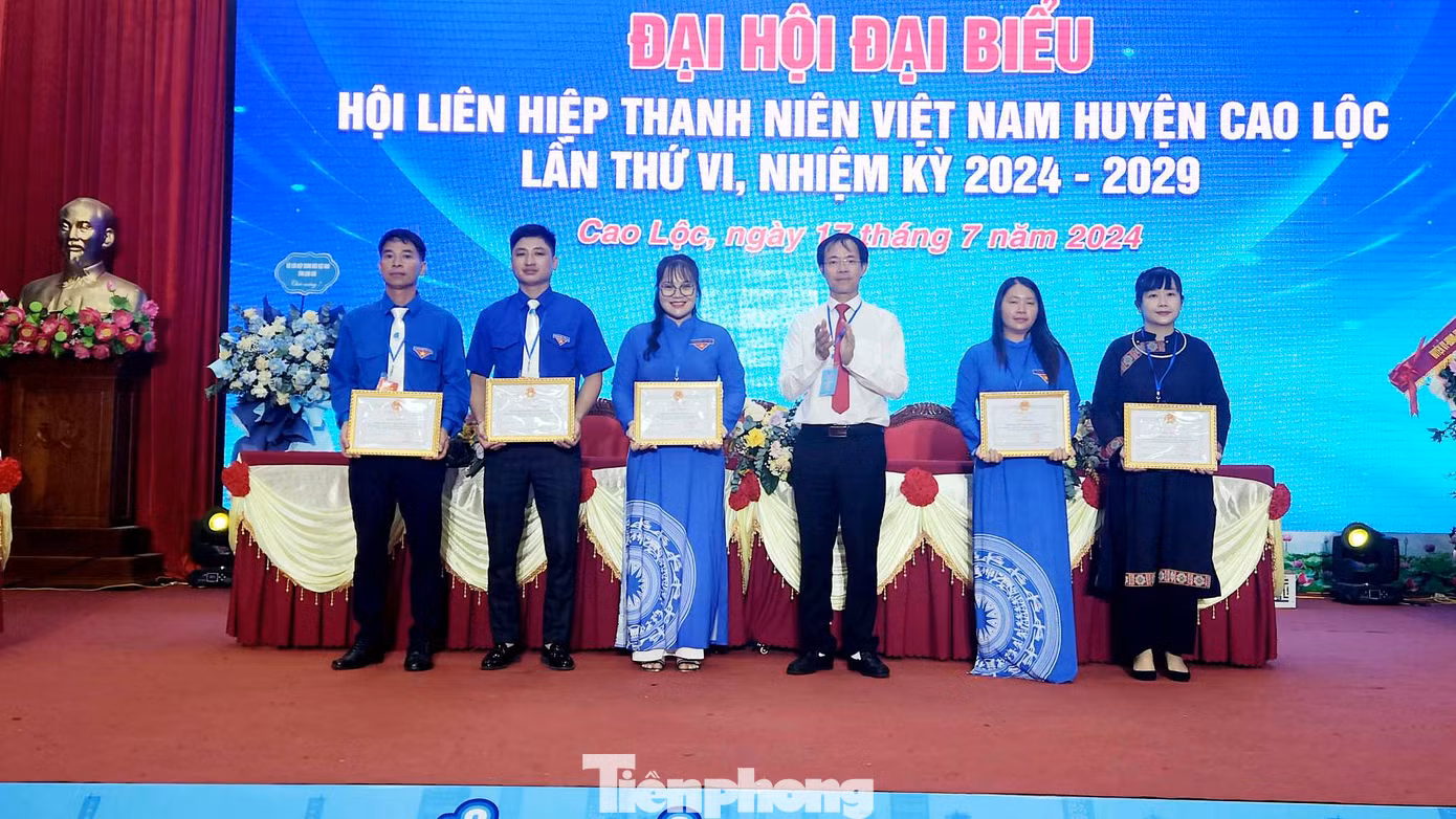 Các tập thể có thành tích xuất sắc nhận Giấy khen của Chủ tịch UBND huyện Cao Lộc. Ảnh: Duy Chiến