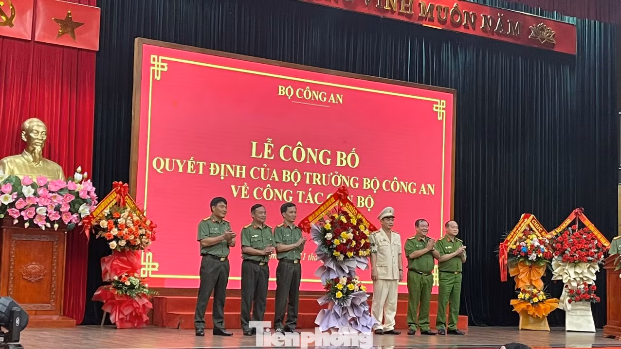 Tập thể lãnh đạo Công an tỉnh Bắc Ninh tặng hoa chúc mừng Thượng tá Nguyễn Quang Huyên (giữa). Ảnh: Duy Chiến