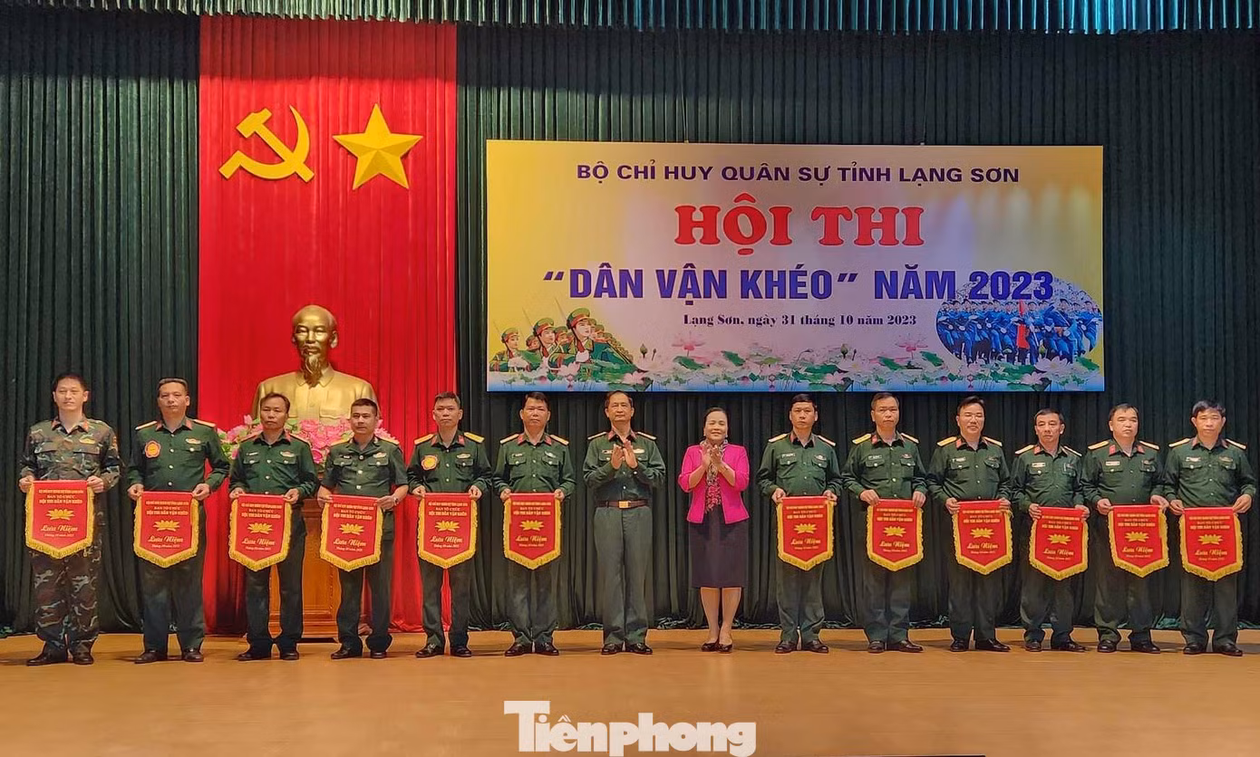 Lãnh đạo ban dân vận Tỉnh ủy và Bộ CHQS Lạng Sơn trao cờ lưu niệm tặng 12 đội tham gia Hội thi "Dân vận khéo" năm 2023. Ảnh: Duy Chiến Lãnh đạo ban dân vận Tỉnh ủy và Bộ CHQS Lạng Sơn trao cờ lưu niệm tặng 12 đội tham gia Hội thi "Dân vận khéo" năm 2023. Ảnh: Duy Chiến