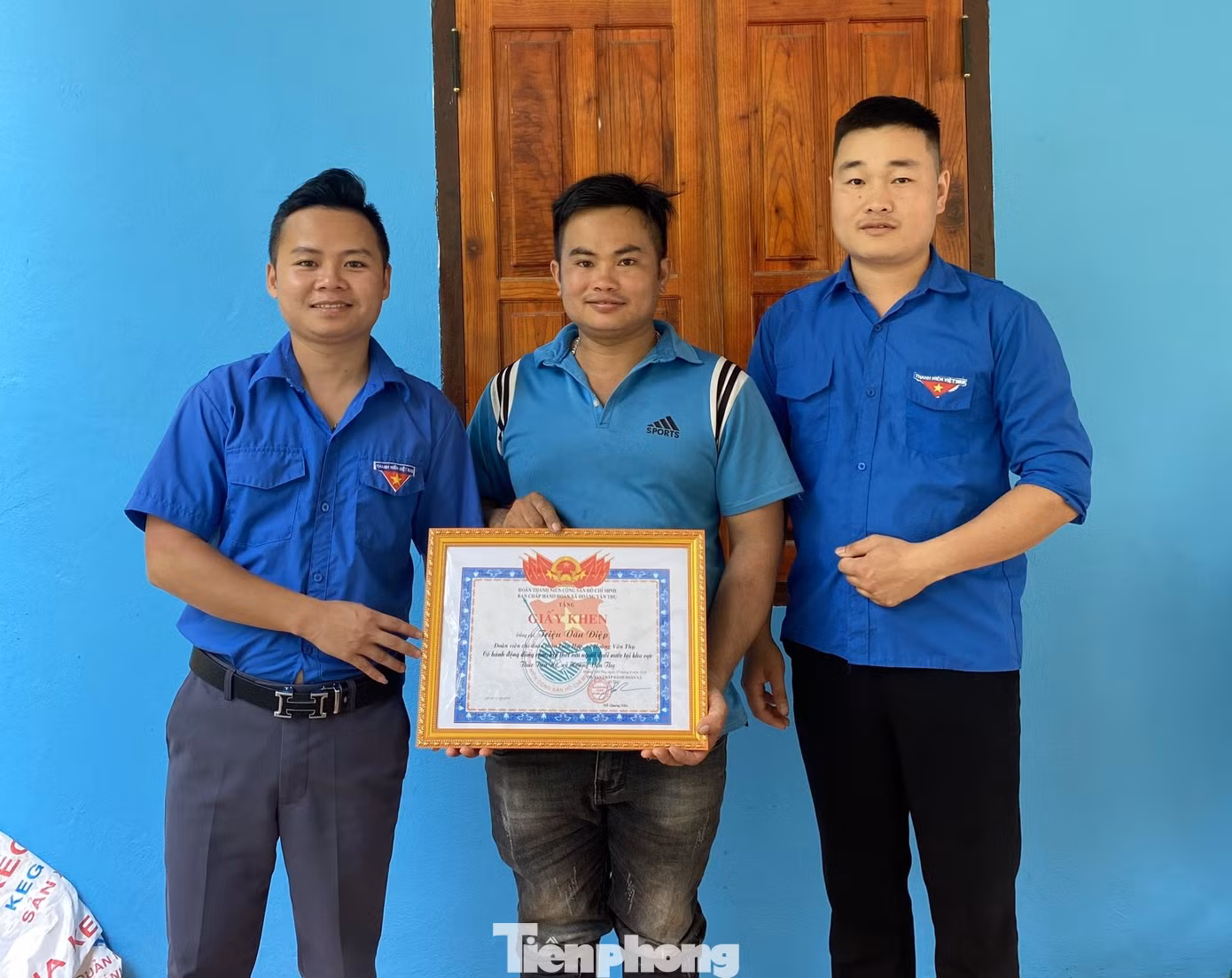 Anh Triệu Văn Điệp (giữa) nhận giấy khen của tổ chức Đoàn thanh niên địa phương. Ảnh: Duy Chiến