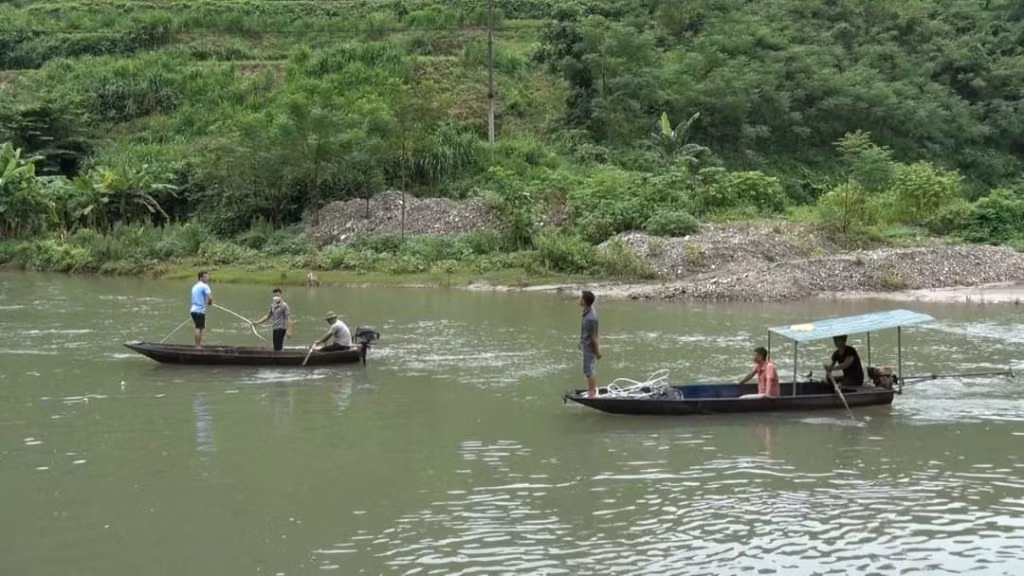 Sau nhiều nỗ lực tìm kiếm, lực lượng chức năng Cao Bằng đã tìm thấy thi thể hai cháu bé tử vong dưới suối. Ảnh: CB