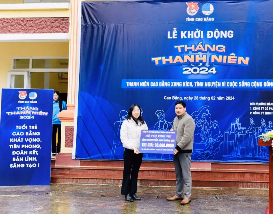 Hỗ trợ kinh phí công trình Thắp sáng đường quê.