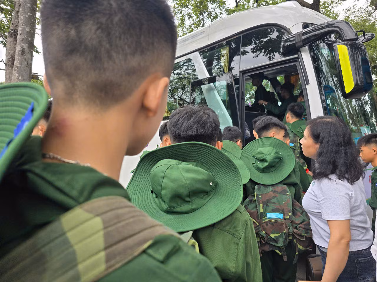 Tạm biệt cha mẹ, ông bà, người thân. Ảnh: Duy Chiến