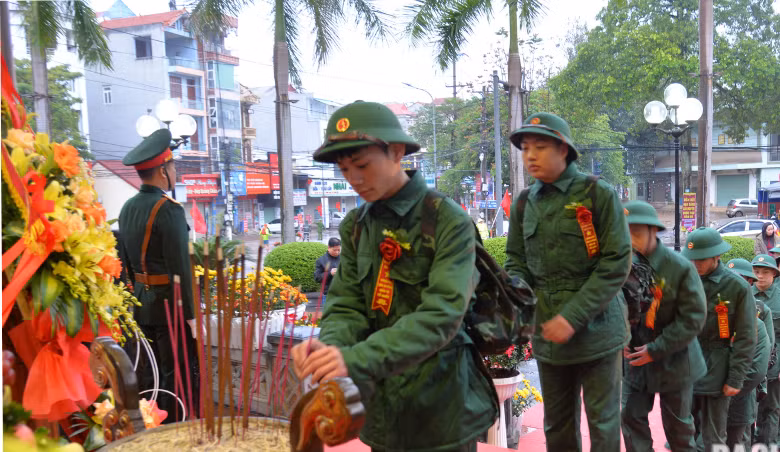 Các tân binh thắp hương tại Khu lưu niệm Bác Hồ tại thành phố Lạng Sơn.