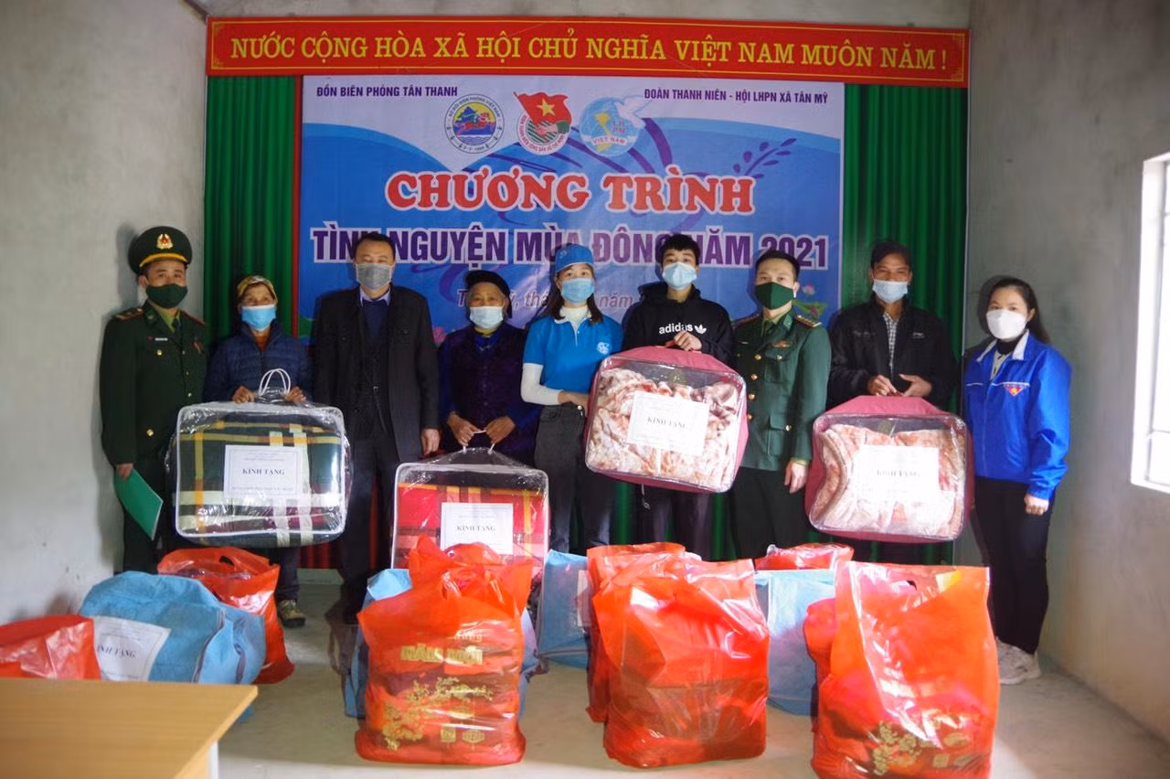 Vào dịp cuối năm, đồn Biên phòng Tân Thanh luôn tổ chức các hoạt động an sinh xã hội để đồng bào các dân tộc vùng biên giới có cái tết vui vẻ -Ảnh: Duy Chiến