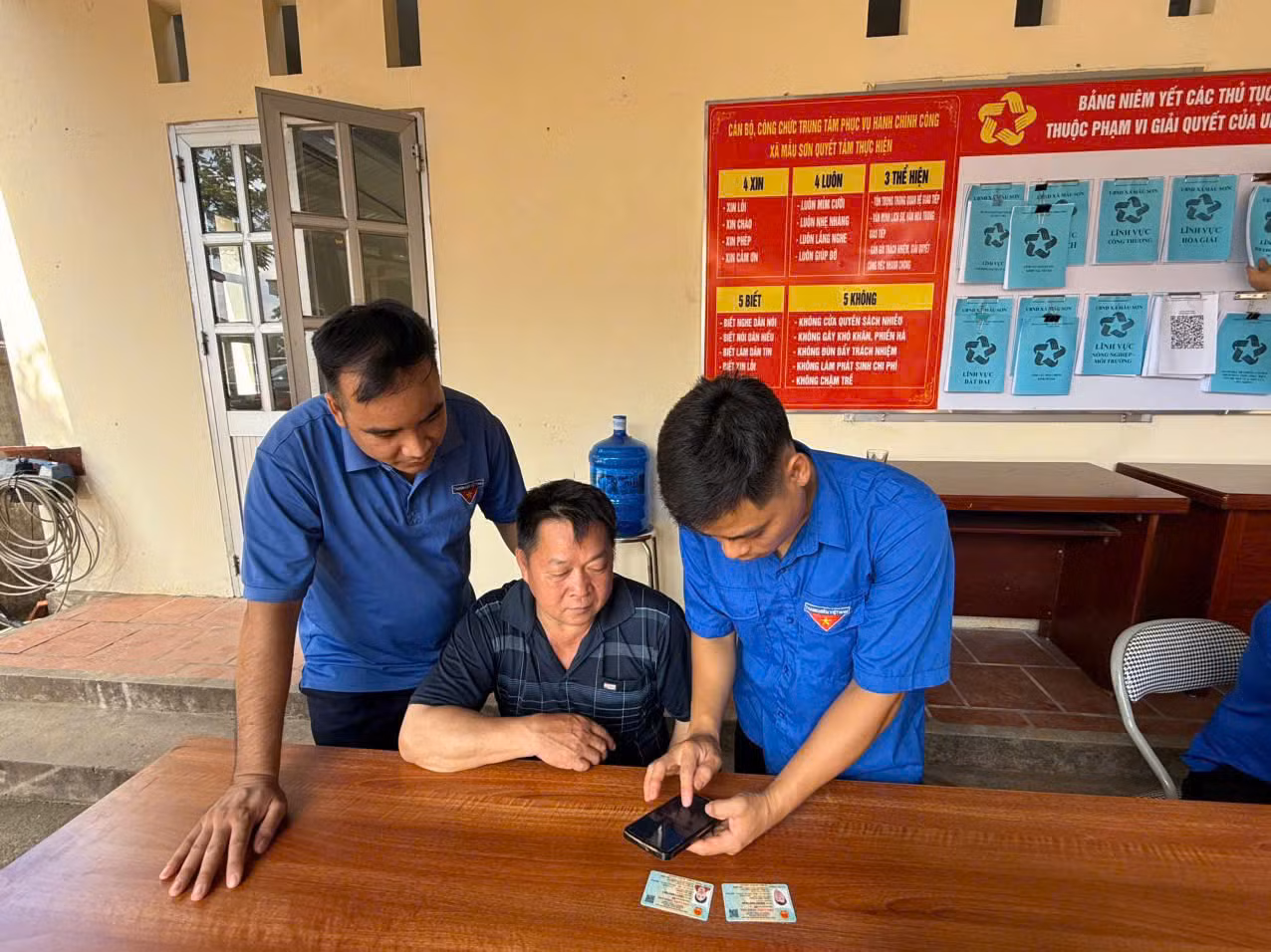 Lực lượng đoàn viên thanh niên Mẫu Sơn hướng dẫn, giúp người dân ứng dụng công nghệ thông tin, giải quyết những thủ tục hành chính. Ảnh: Duy Chiến Lực lượng đoàn viên thanh niên Mẫu Sơn hướng dẫn, giúp người dân ứng dụng công nghệ thông tin, giải quyết những thủ tục hành chính. Ảnh: Duy Chiến