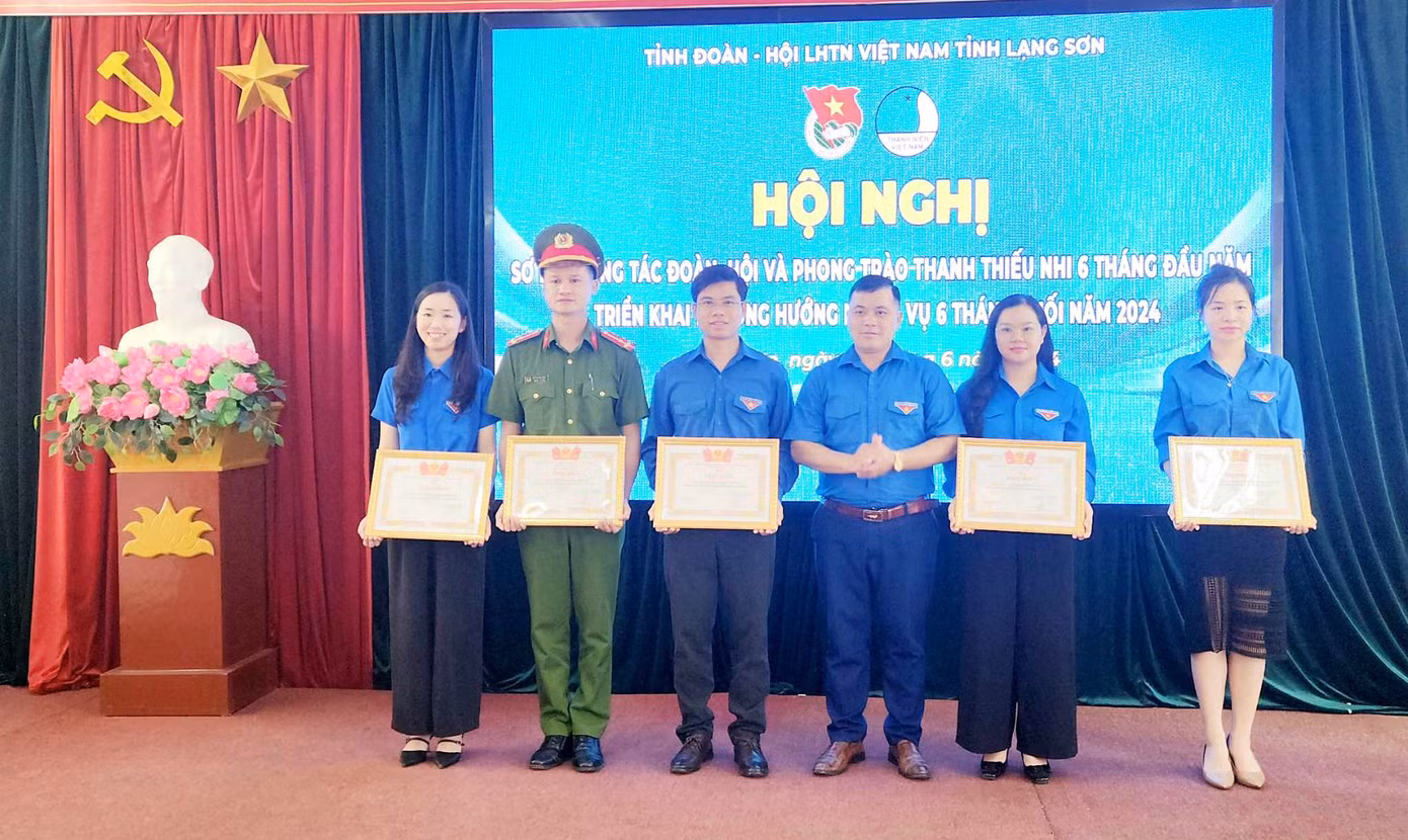 Các tập thể, cá nhân nhận Bằng khen của Tỉnh Đoàn Lạng Sơn. Ảnh: Duy Chiến