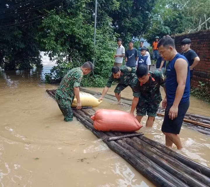 Lực lượng Quân đội tăng cường quân số chung tay giúp sức di dời người, đồ đạc đến nơi an toàn.