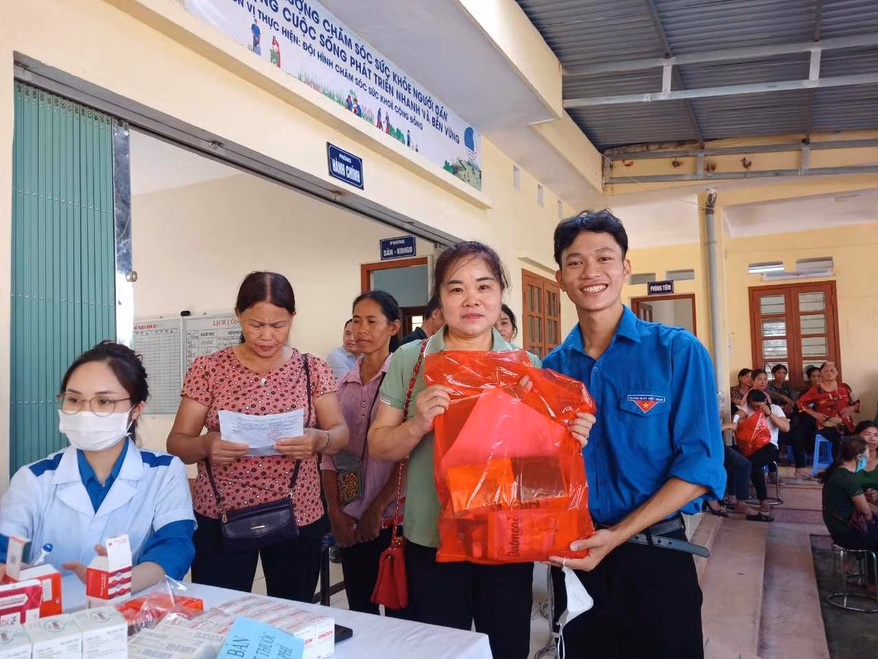 Khám bệnh và hỗ trợ quà, thuốc cho người dân địa phương