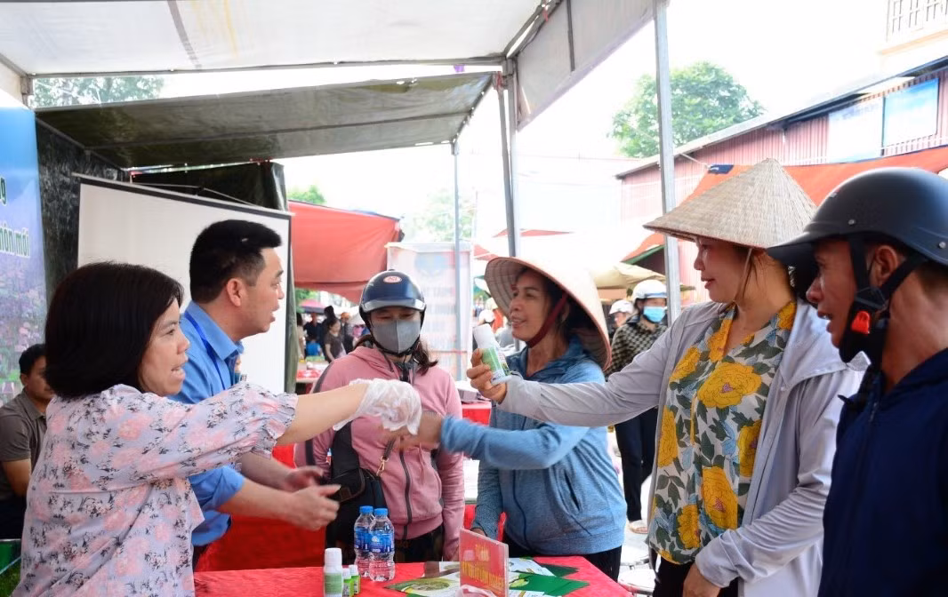Cán bộ Trung tâm khuyến nông tỉnh Lạng Sơn hướng dẫn, tuyên truyền người dân sử dụng thuốc bảo vệ thực vật an toàn, hiệu quả tại "Khuyến nông phiên chợ" ở xã Gia Cát, huyện Cao Lộc. Ảnh: H.C Cán bộ Trung tâm khuyến nông tỉnh Lạng Sơn hướng dẫn, tuyên truyền người dân sử dụng thuốc bảo vệ thực vật an toàn, hiệu quả tại "Khuyến nông phiên chợ" ở xã Gia Cát, huyện Cao Lộc. Ảnh: H.C