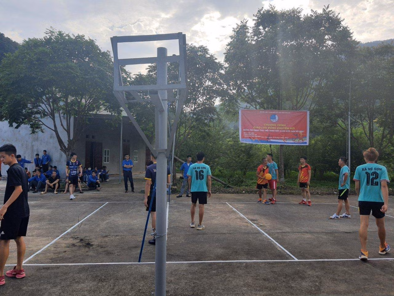 Giao lưu bóng chuyền giữa thanh niên địa phương và các huyện, thành phố trong tỉnh Lạng Sơn -Ảnh: Duy Chiến