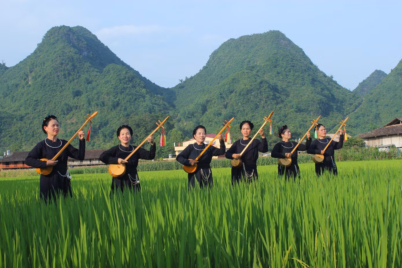 Bên cạnh màu vàng của hoa trái, vẻ đẹp của quê hương, người dân Bắc Sơn còn phát huy, lưu giữ làn điều Then, Sli của quê hương. Ảnh: Doãn Tuấn Bên cạnh màu vàng của hoa trái, vẻ đẹp của quê hương, người dân Bắc Sơn còn phát huy, lưu giữ làn điều Then, Sli của quê hương. Ảnh: Doãn Tuấn