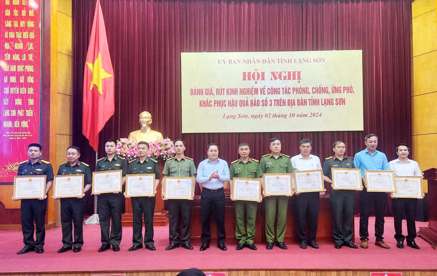 11 tập thể được tôn vinh, khen thưởng trong công tác phòng chống, ứng phó, khắc phục hậu quả bão lũ trên địa bàn Lạng Sơn. 11 tập thể được tôn vinh, khen thưởng trong công tác phòng chống, ứng phó, khắc phục hậu quả bão lũ trên địa bàn Lạng Sơn.