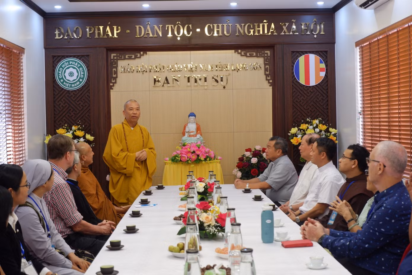 Thượng tọa Thích Quảng Truyền, Trưởng ban trị sự Giáo hội Phật giáo tỉnh Lạng Sơn trao đổi với phái đoàn. Ảnh: Duy Chiến Thượng tọa Thích Quảng Truyền, Trưởng ban trị sự Giáo hội Phật giáo tỉnh Lạng Sơn trao đổi với phái đoàn. Ảnh: Duy Chiến