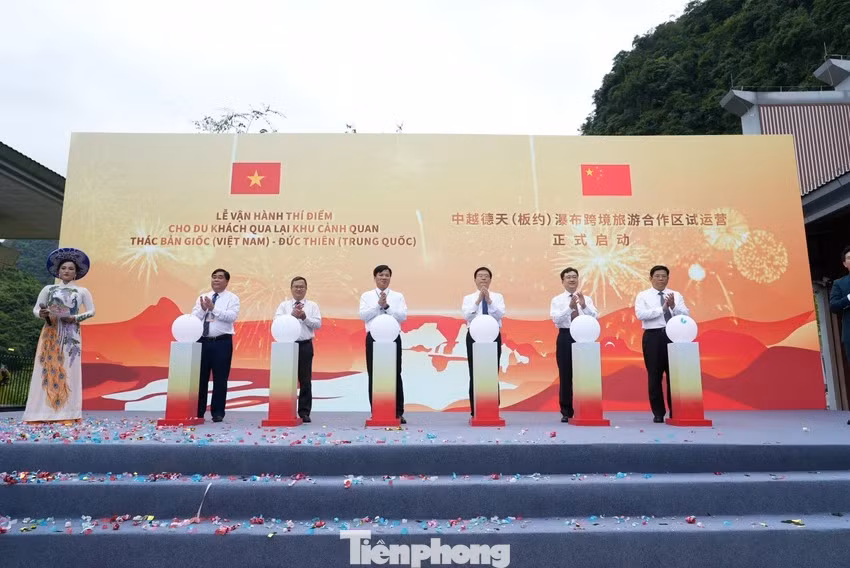 Nghi lễ vận hành thí điểm cho du khách qua lại cảnh quan thác Bản Giốc.