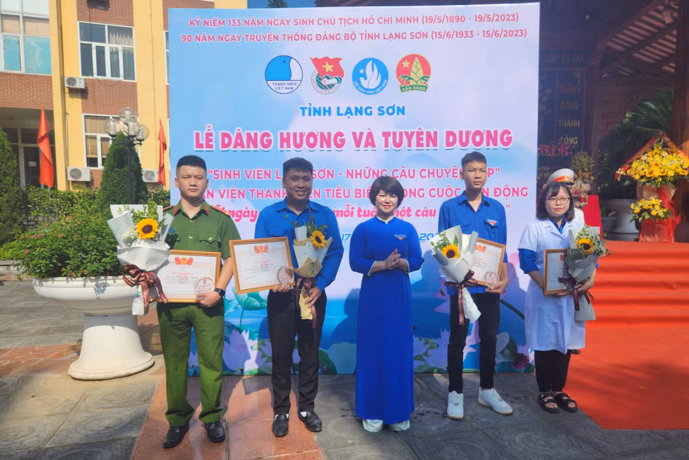 Những thanh niên tiêu biểu trong cuộc vận động "Mỗi ngày một tin tốt, mỗi tuần một câu chuyện đẹp" nhận Bằng khen của Tỉnh Đoàn - Hội LHTN Việt Nam tỉnh Lạng Sơn. Ảnh: Duy Chiến Những thanh niên tiêu biểu trong cuộc vận động "Mỗi ngày một tin tốt, mỗi tuần một câu chuyện đẹp" nhận Bằng khen của Tỉnh Đoàn - Hội LHTN Việt Nam tỉnh Lạng Sơn. Ảnh: Duy Chiến