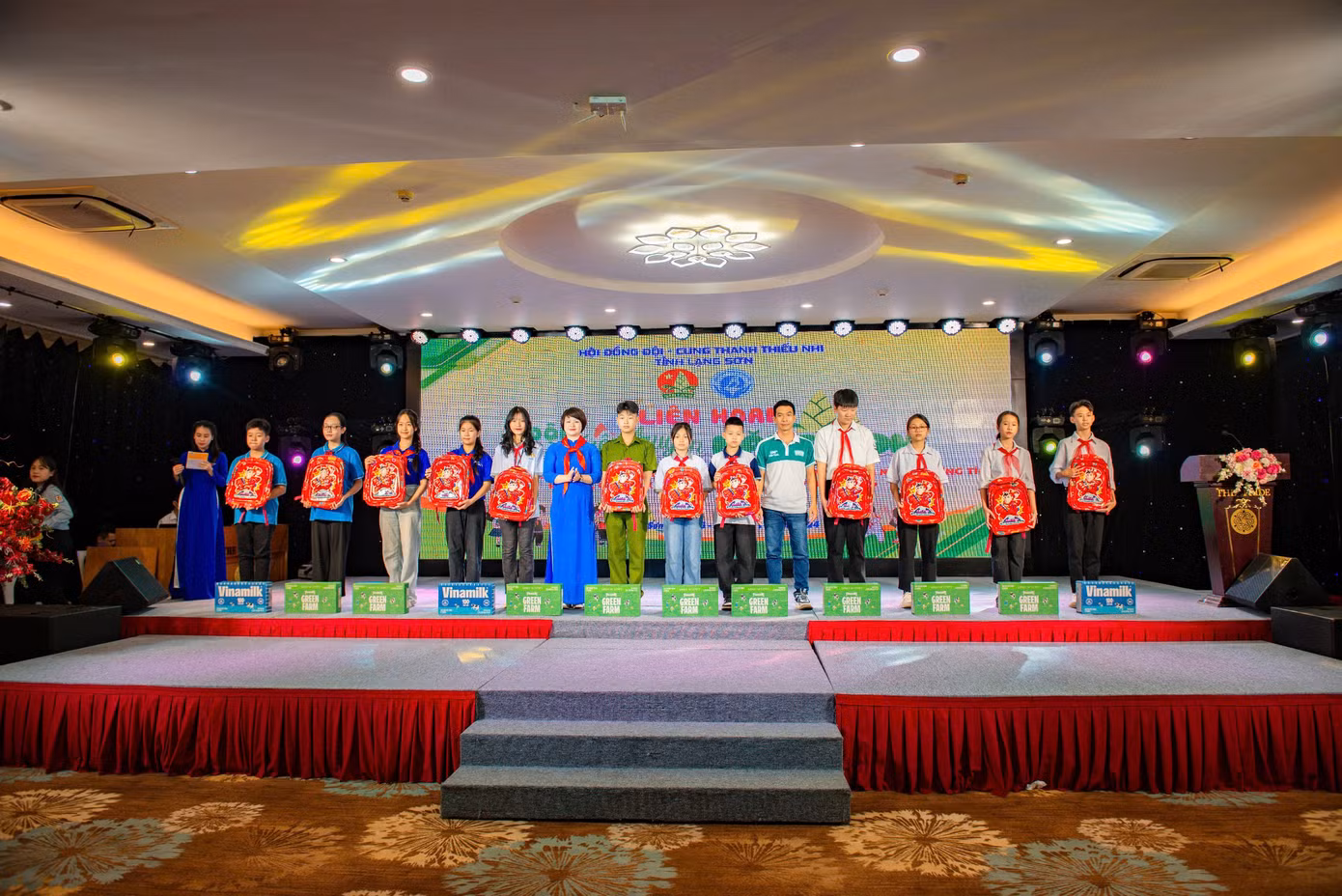 Ban tổ chức trao tặng quà cho các thí sinh tham dự Liên hoan. Ban tổ chức trao tặng quà cho các thí sinh tham dự Liên hoan.