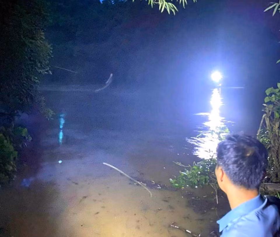 Lực lượng chức năng tổ chức tổ, đội trắng đêm tìm kiếm nạn nhân. Lực lượng chức năng tổ chức tổ, đội trắng đêm tìm kiếm nạn nhân.