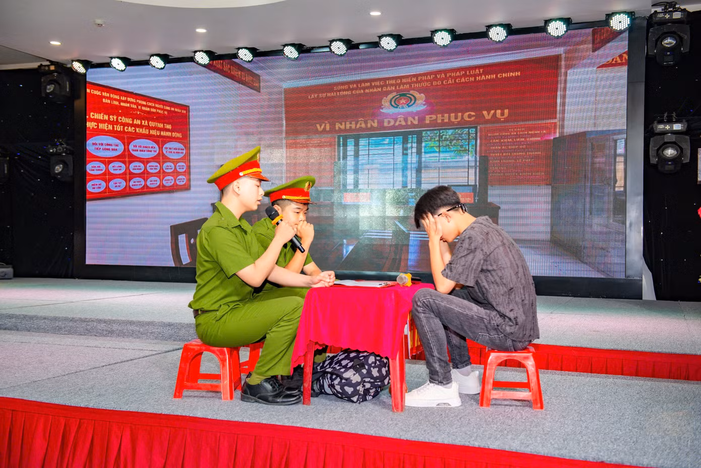 Các đội thi sử dụng sân khấu hóa với những tiểu phẩm tuyên truyền. Các đội thi sử dụng sân khấu hóa với những tiểu phẩm tuyên truyền.
