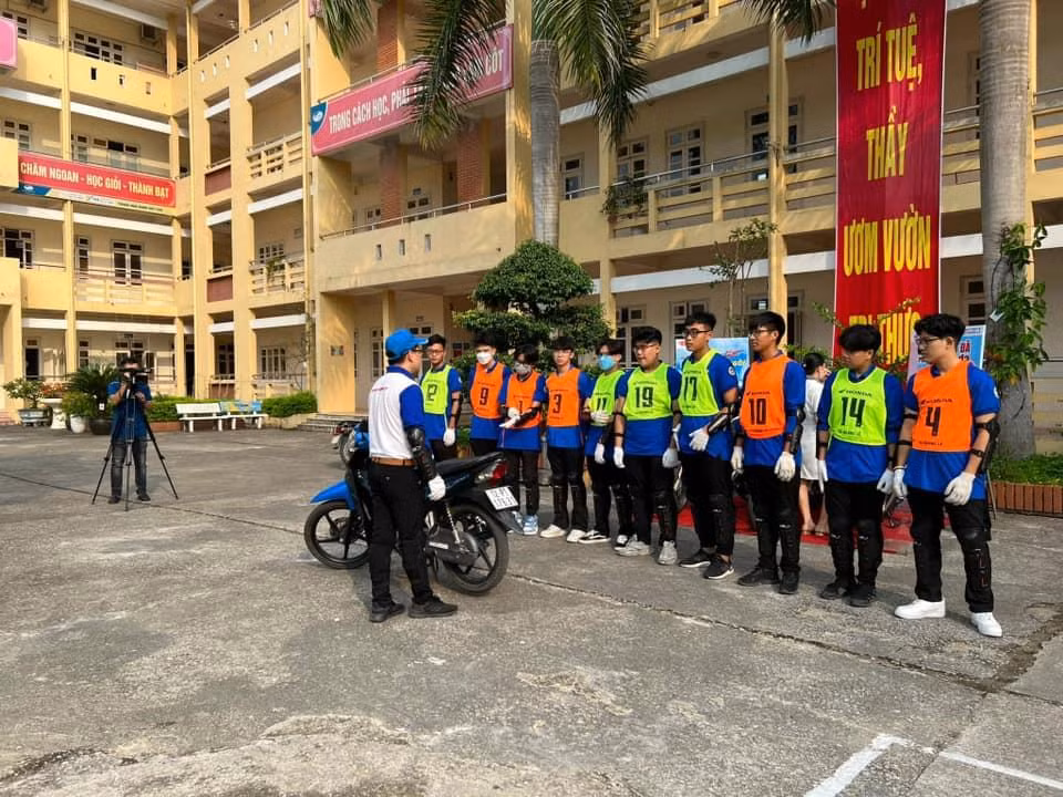 Hướng dẫn lái xe an toàn, giữ gìn an ninh trật tự -Ảnh: Duy Chiến
