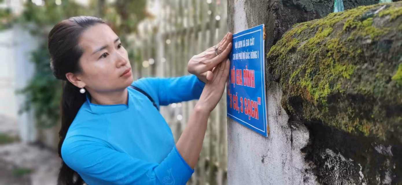 Phụ nữ thôn Bắc Đông I gắn biển "5 có, 3 sạch".