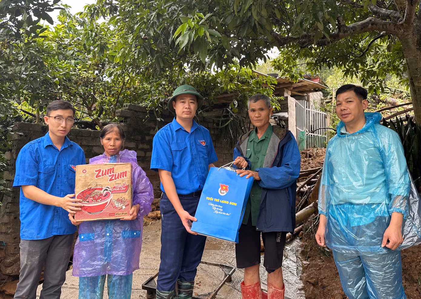 Cũng trong ngày 9/9, Thường trực Tỉnh Đoàn Lạng Sơn do anh Đoàn Thành Công - Phó Bí thư phụ trách Tỉnh Đoàn làm trưởng đoàn đã đến thăm, tặng quà động viên 2 gia đình bị sạt lở đất ở xã Lâm Sơn, huyện Chi Lăng.