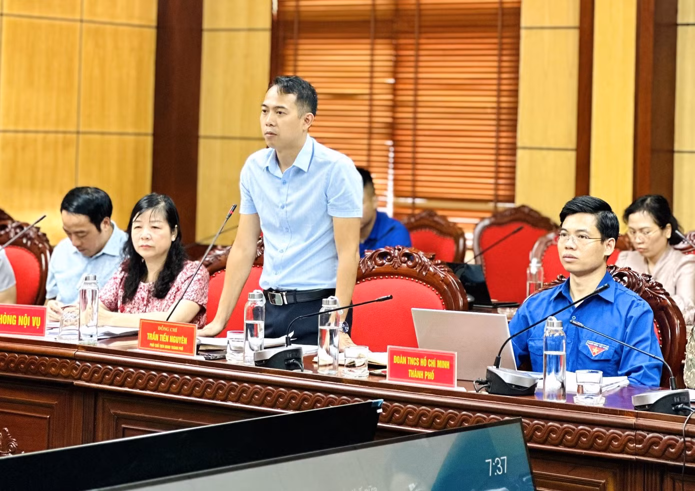 Lãnh đạo UBND thành phố Lạng Sơn báo cáo những nội dung liên quan đến việc thực hiện Luật thanh niên và chiến lược phát triển thanh niên giai đoạn 2021-2030. Ảnh: Duy Chiến