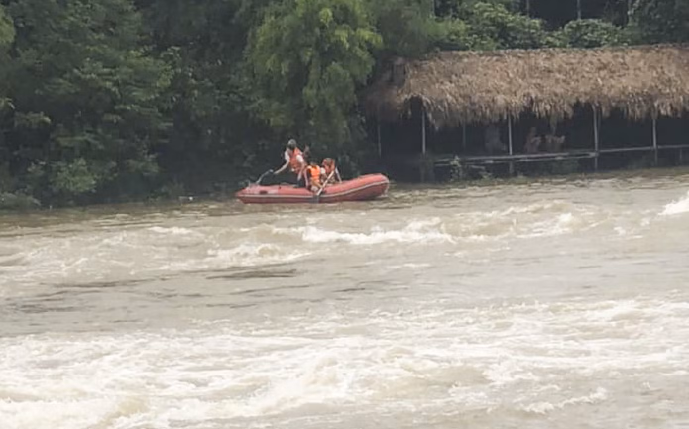 Lực lượng chức năng tìm tung tích nam thanh niên mất tích.