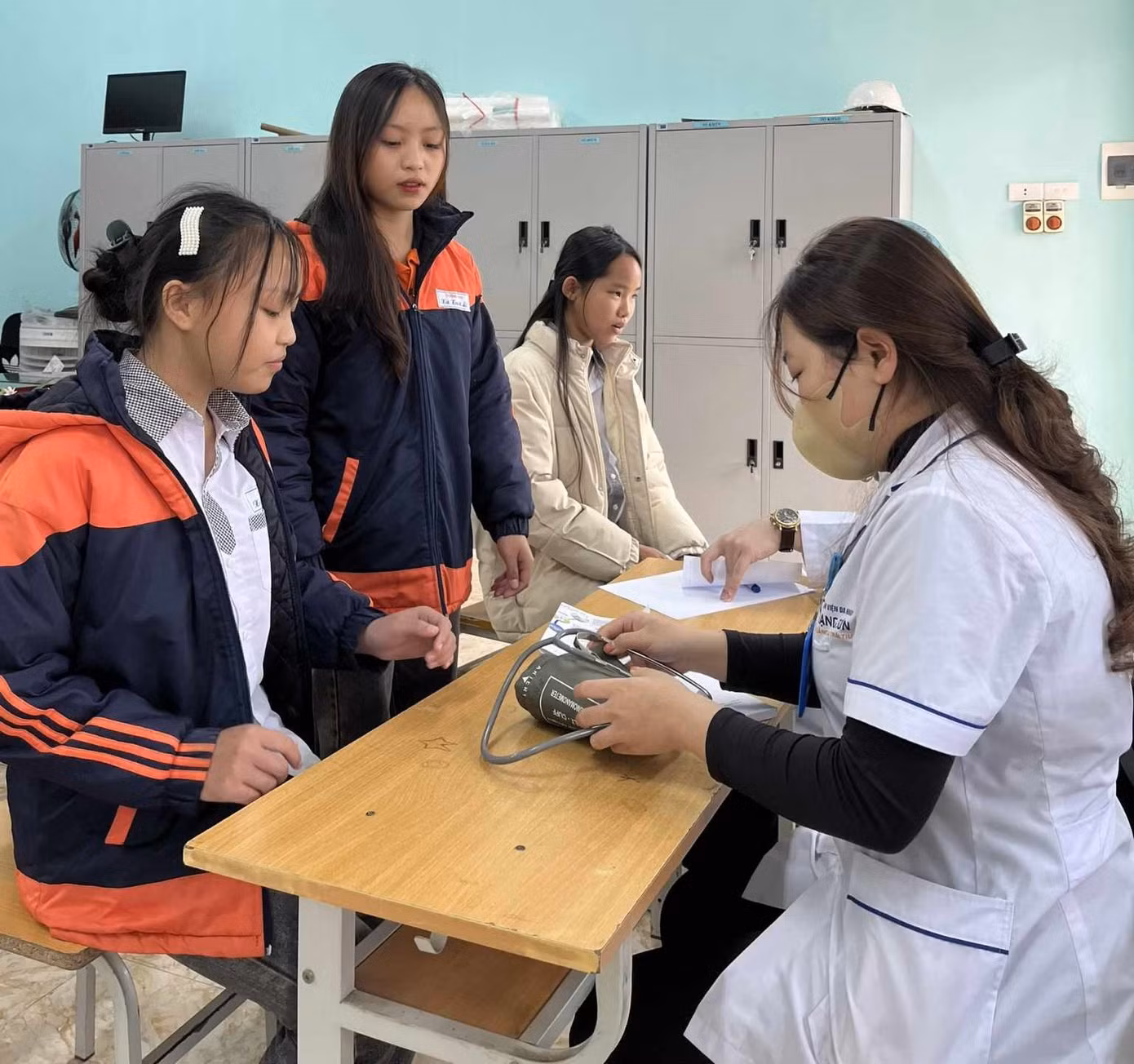 Khám bệnh, tư vấn sức khỏe cho học sinh vùng biên giới.