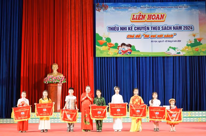 Trao giải cho các đội thi có thành tích cao. Ảnh: M.L