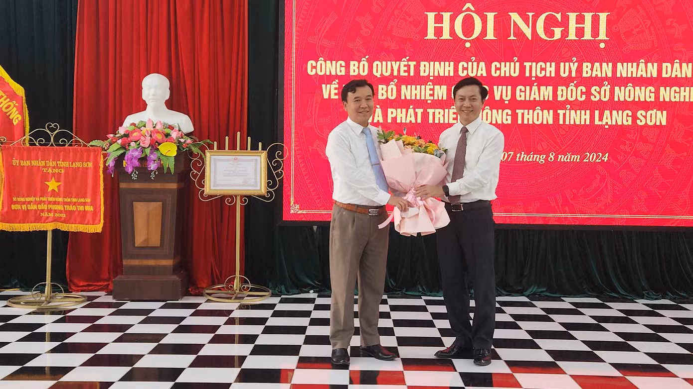 Lãnh đạo Ủy ban MTTQ Việt Nam tỉnh Lạng Sơn tặng hoa chúc mừng. Ảnh: Duy Chiến.