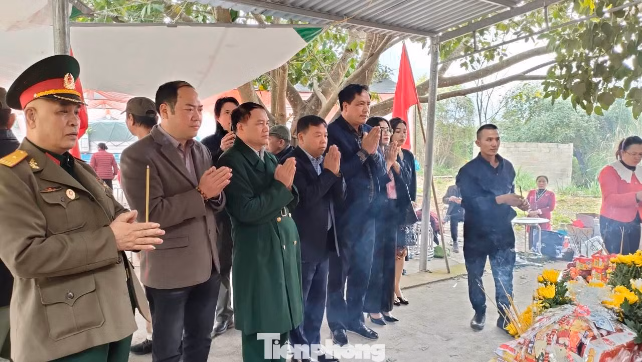 Nhiều đoàn cựu chiến binh đến thắp nhang tưởng nhớ người đã khuất ở Pháo đài Đồng Đăng -Ảnh: Duy Chiến