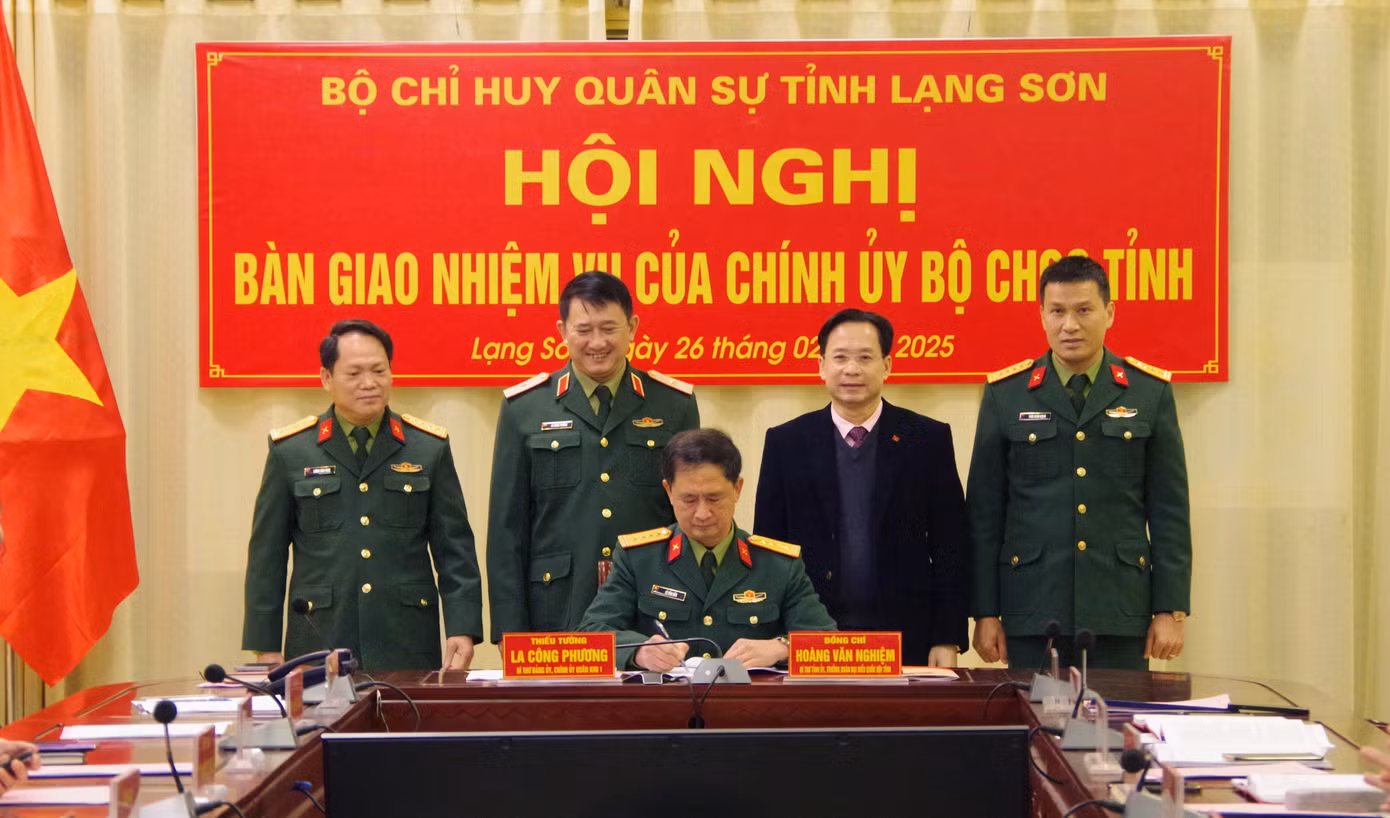 Đại tá Lê Văn Bền ký biên bản bàn giao nhiệm vụ Chính ủy. Ảnh: Dương Nguyên. Đại tá Lê Văn Bền ký biên bản bàn giao nhiệm vụ Chính ủy. Ảnh: Dương Nguyên.