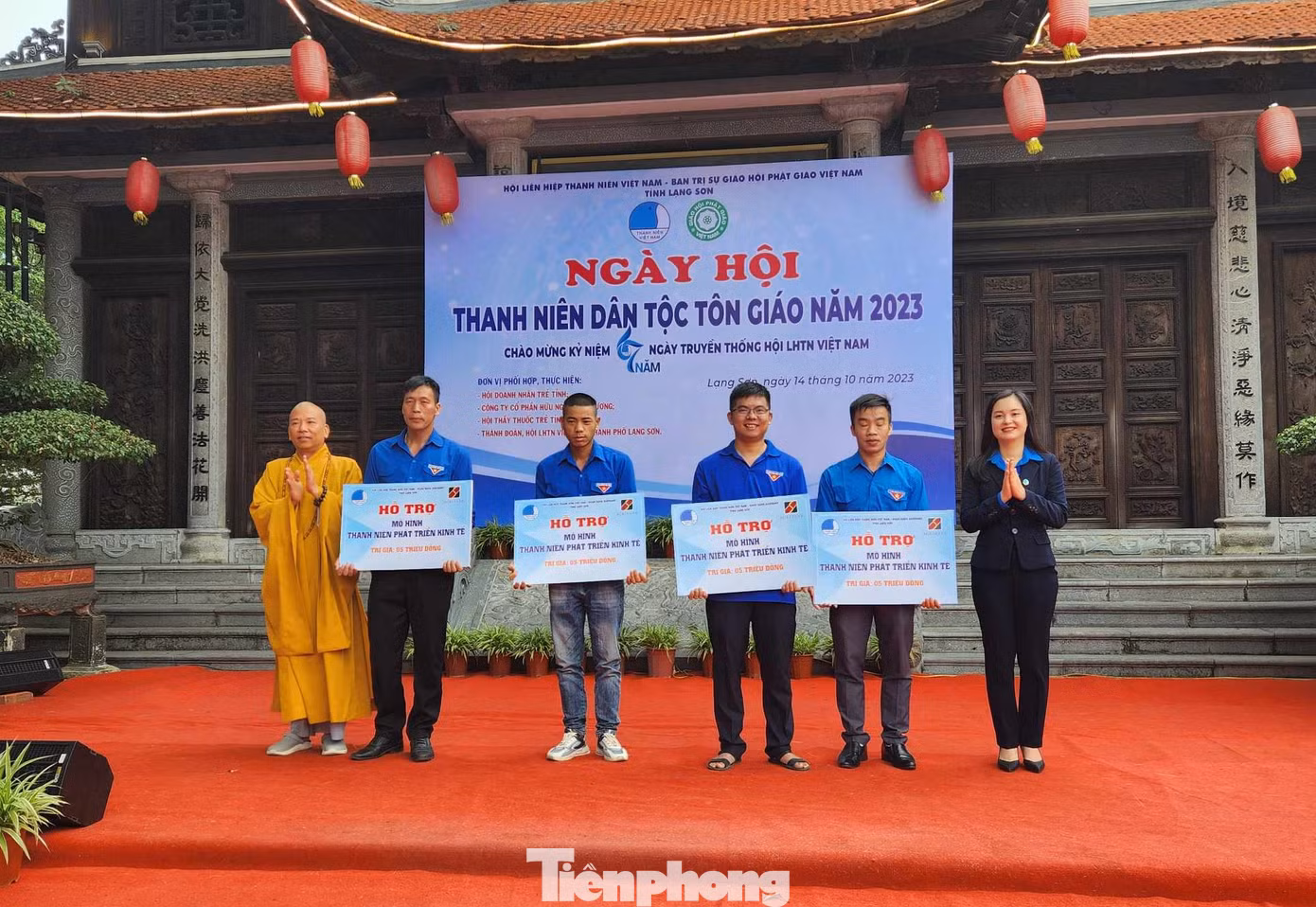Trao biển hỗ trợ các công trình thanh niên; khởi nghiệp- lập nghiệp. Ảnh: Duy Chiến