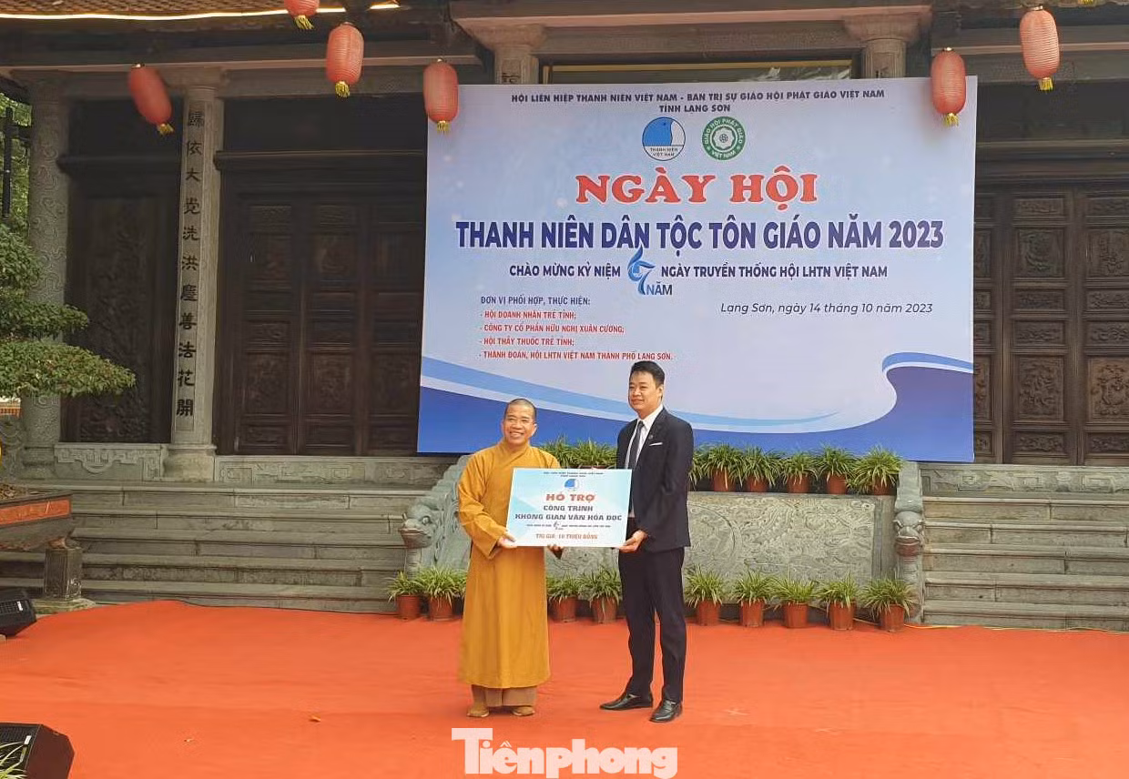 Anh Đoàn Thành Công - Phó Bí thư Tỉnh Đoàn, Phó Chủ tịch Hội LHTN Việt Nam tỉnh Lạng Sơn trao biển hỗ trợ công trình không gian văn hóa đọc cho Ban trị sự Giáo hội Phật giáo Việt Nam tỉnh Lạng Sơn. Ảnh: Duy Chiến