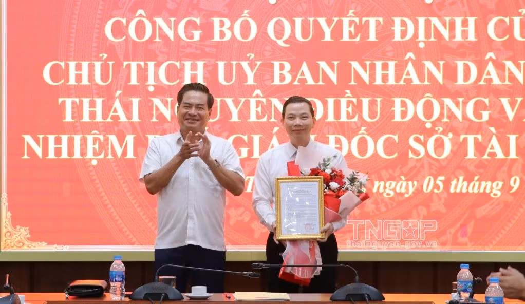 Lãnh đạo UBND tỉnh Thái Nguyên trao Quyết định, tặng hoa chúc mừng ông Mai Trọng Tấn (bìa phải). Lãnh đạo UBND tỉnh Thái Nguyên trao Quyết định, tặng hoa chúc mừng ông Mai Trọng Tấn (bìa phải).