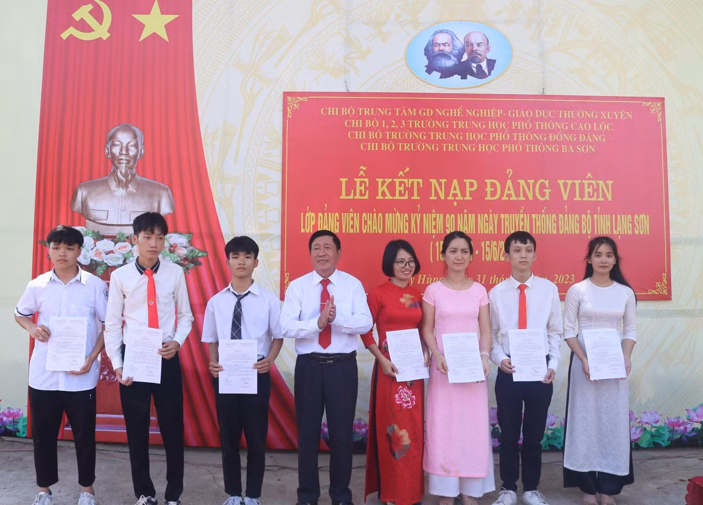 Lãnh đạo Huyện ủy Cao Lộc (giữa) trao quyết định kết nạp đảng viên mới. Ảnh: Duy Chiến