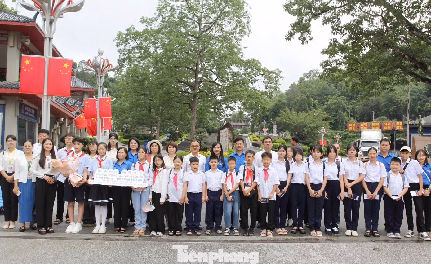 Đoàn Thiếu nhi Việt Nam tại Km số 0, cửa khẩu quốc tế Hữu Nghị nhập cảnh tham dự chương trình "Núi sông liền một dải, vui vẻ lớn lên". Ảnh: Duy Chiến
