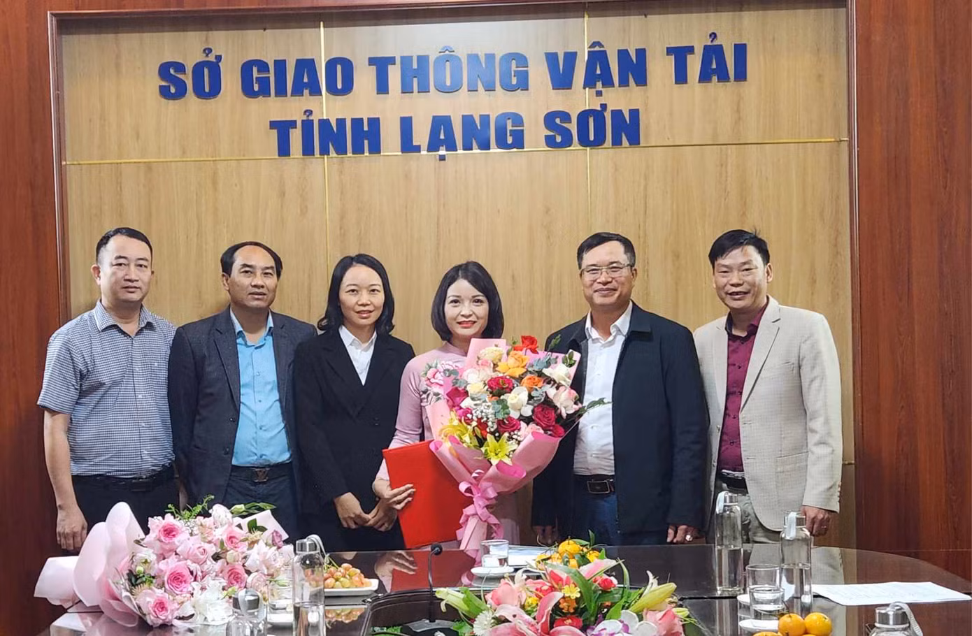 Lãnh đạo Sở GT-VT và Ban ATGT tỉnh Lạng Sơn tặng hoa chúc mừng bà Đàm Thị Thanh Tâm. Ảnh: Duy Chiến Lãnh đạo Sở GT-VT và Ban ATGT tỉnh Lạng Sơn tặng hoa chúc mừng bà Đàm Thị Thanh Tâm. Ảnh: Duy Chiến