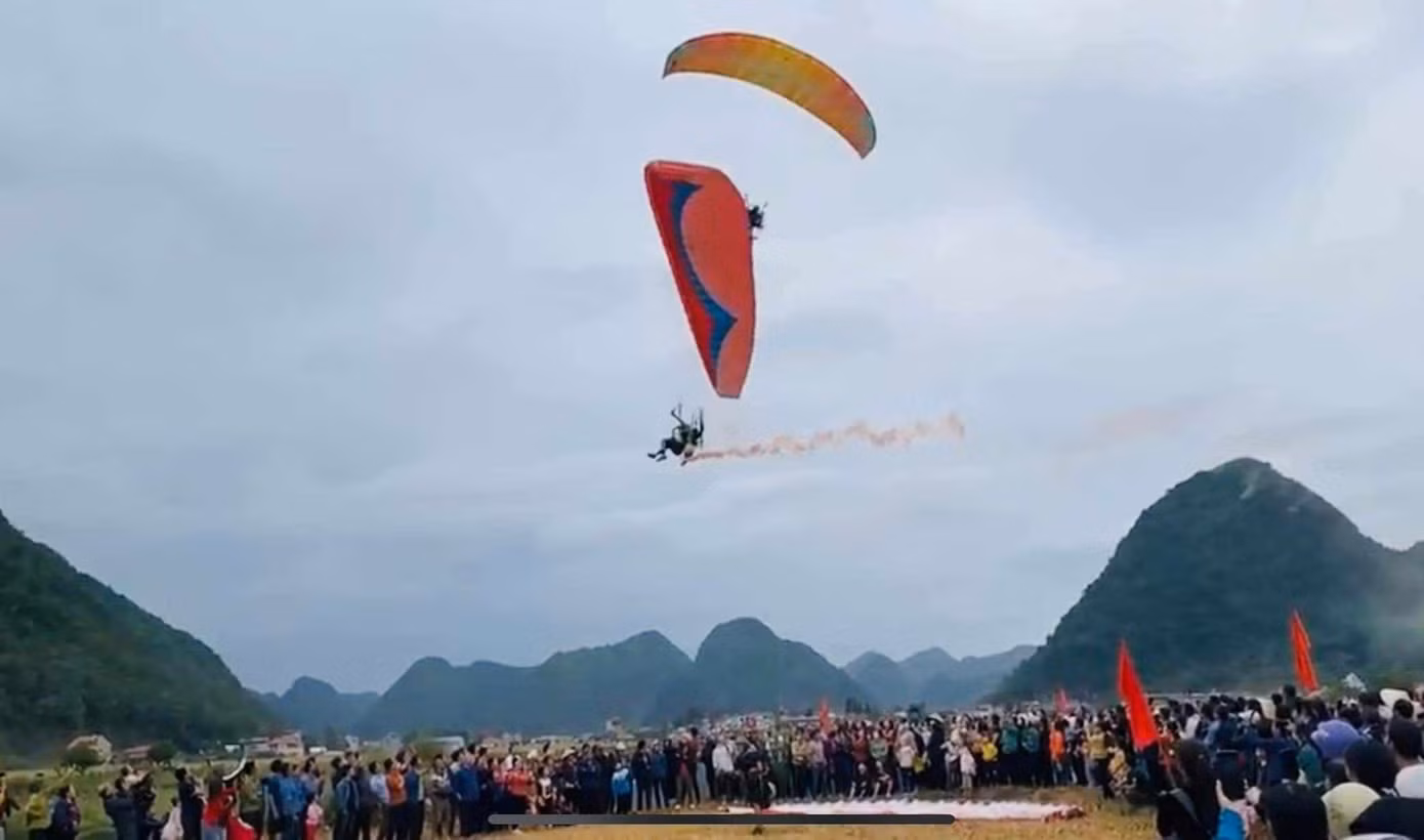 Trải nghiệm dù lượn trên cao ngắm "mùa vàng Bắc Sơn". Ảnh: AD