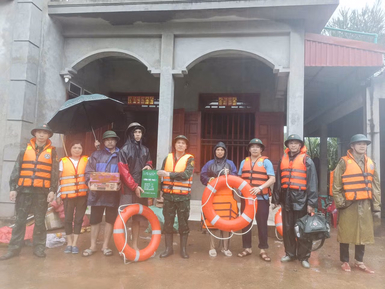 Tỉnh Đoàn- Hội LHTN Việt Nam tỉnh Lạng Sơn đã chỉ đạo các tổ chức Đoàn cơ sở nắm bắt tình hình, phối hợp với các ngành chức năng thực hiện các công trình, phần việc thanh niên tình nguyện, tổ chức cứu trợ kịp thời ở những nơi khó khăn, nguy hiểm do bão lũ. Bên cạnh đó, tổ chức Đoàn Thanh niên kết nối nhanh với các tổ chức xã hội, nhà hảo tâm, doanh nghiệp tiến hành tập kết các nhu yếu phẩm để tiếp ứng cho đồng bào vùng ngập lũ.